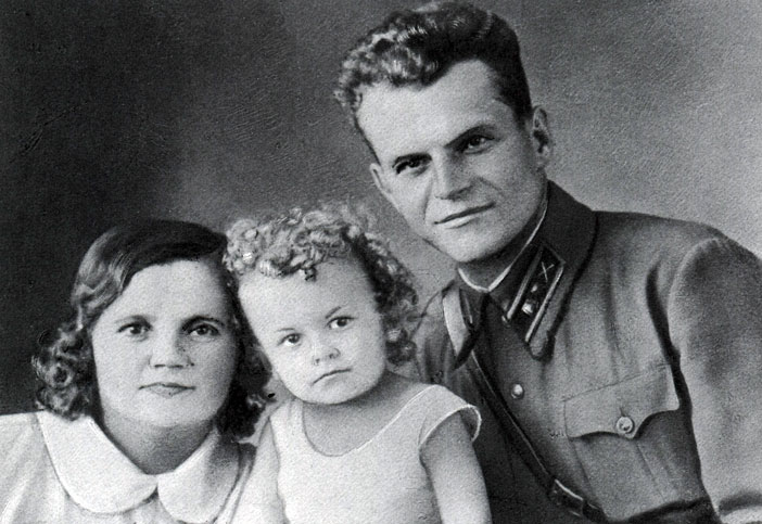 Captain I.I.Krikly, the first bearer of the Order of the Patriotic War 1st Class, with his family